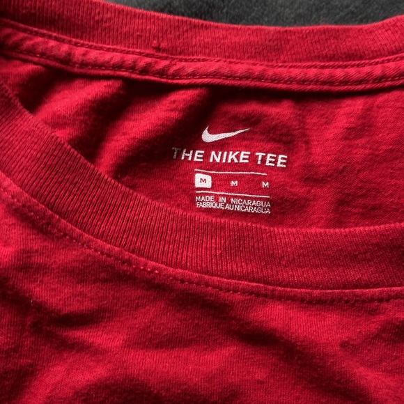 a nike tee size medium - Picture 2 of 2